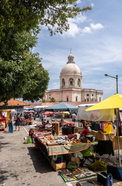 Street market in Santa Clara street in Alfama district of Lisbon — Stock Photo, Image