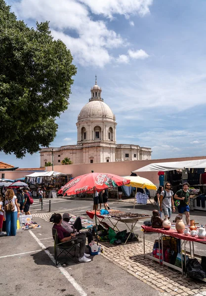 Street Market στην οδό Σάντα Κλάρα στην περιοχή Alfama της Λισαβόνας — Φωτογραφία Αρχείου