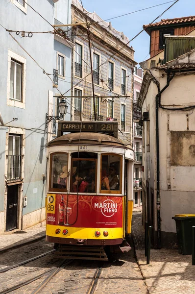 Wózek lub tramwaj na słynnej trasie 28 w dzielnicy Alfama w Lizbonie — Zdjęcie stockowe