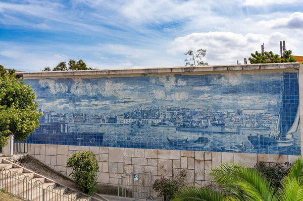 Historisk billede af byen Lissabon på keramiske fliser i Alfama-distriktet - Stock-foto