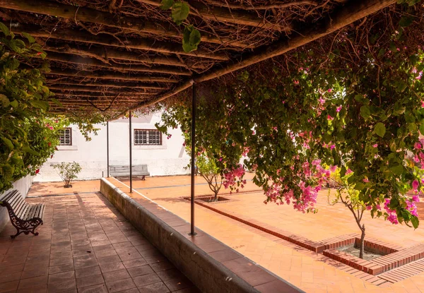 Cloisters of Sao Vicente de Fora church in Alfama district of Lisbon — Stock Photo, Image