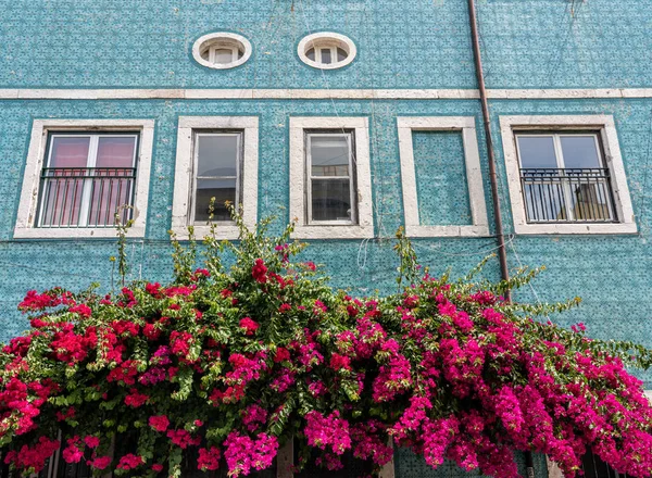 Traditional ceramic tiles decorate exterior of large house in Lisbon — Stock Photo, Image