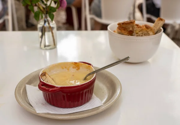 Queijo derretido e mel na mesa branca com flores no bar ou café de Lisboa — Fotografia de Stock