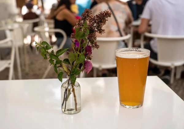 Pint kühler ipa auf weißem Tisch mit Blumen in Bar oder Café in Lissabon — Stockfoto