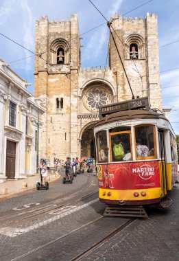 Lizbon Alfama ilçesinde ünlü rota 28 üzerinde Tramvay veya tramvay