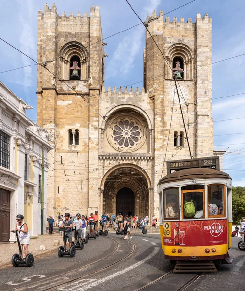 Trolley ou eléctrico na famosa rota 28 no bairro de Alfama, em Lisboa — Fotografia de Stock