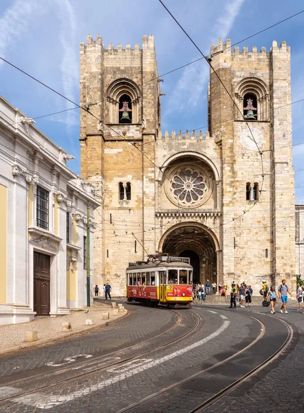 Trolley ou eléctrico na famosa rota 28 no bairro de Alfama, em Lisboa — Fotografia de Stock