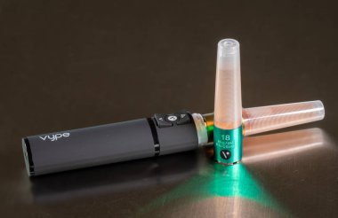 Şarj cihazı ve nikotin pod ile Vype vaping e-sigara
