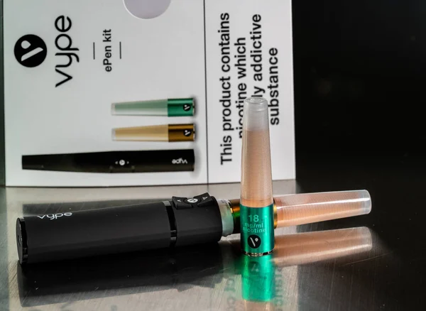 Vypeč e-cigareta s nabíječkou a nikotinem — Stock fotografie