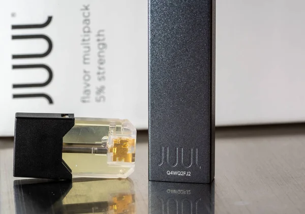 Juul Labs парів електронної сигарети з зарядним пристроєм і нікотином под — стокове фото