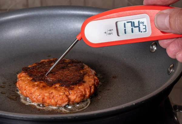 Kokta och redo att äta LightLife växtbaserad hamburgare i stekpanna — Stockfoto