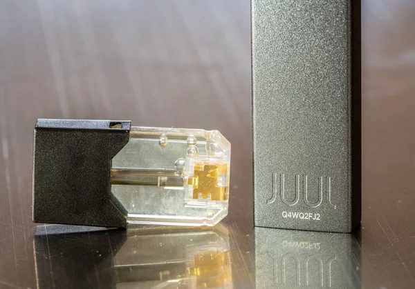 ジュールラボは、充電器とニコチンポッドで電子タバコを吸う — ストック写真