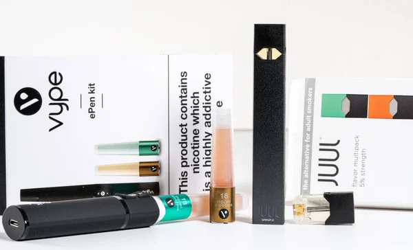 Juul Labs nikotin pod ve Vype vape veya epen kiti ile e-sigara vaping — Stok fotoğraf