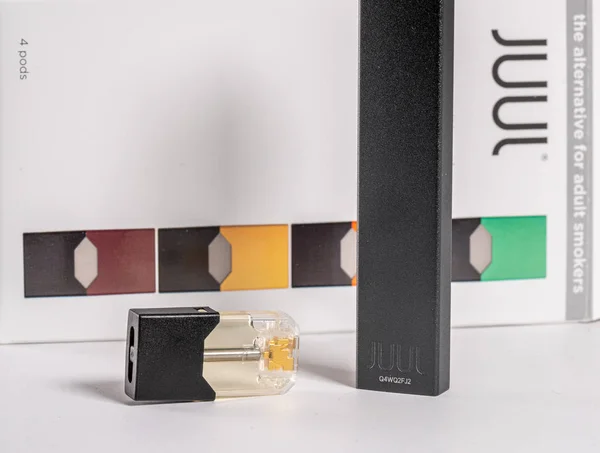 Juul Labs vaping e-cigarro com caixa e vagem de nicotina — Fotografia de Stock