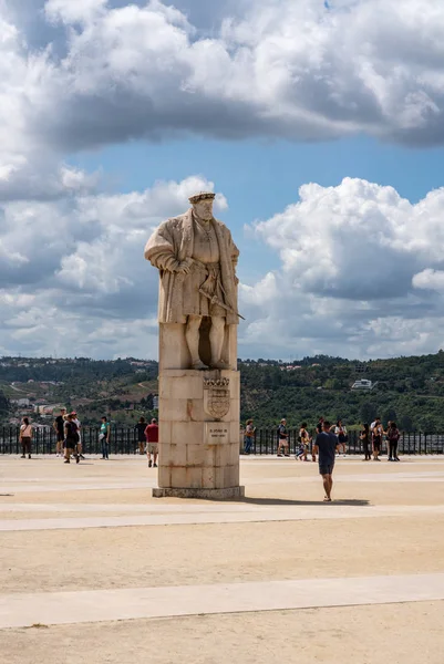 Main quadrangle and statue of King Joao III of University of Coimbra — Stock Photo, Image