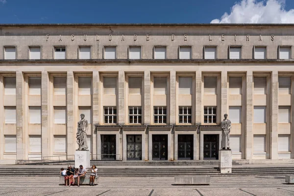 Entrée au département de littérature de l'Université de Coimbra au Portugal — Photo