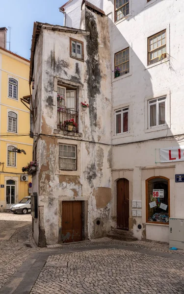 Pequeña casa en ruinas en las calles traseras de Coimbra — Foto de Stock