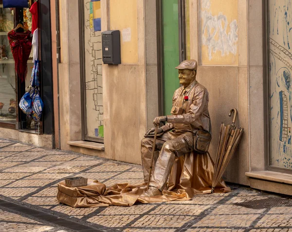 Statue vivante acteur dans les rues de Coimbra au Portugal — Photo