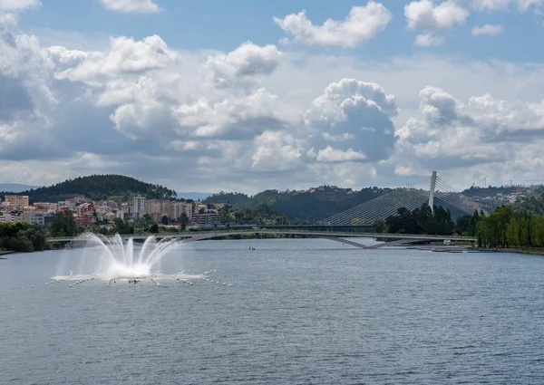 Szökőkút és a Santa Isabel függőhíd Coimbra — Stock Fotó