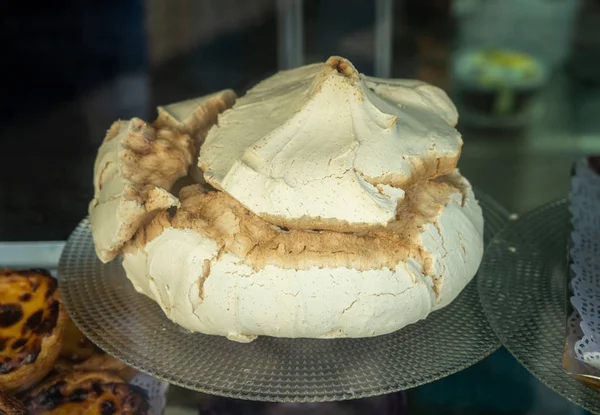 Grote Portugese meringues bekend als Suspiros in bakkerij — Stockfoto