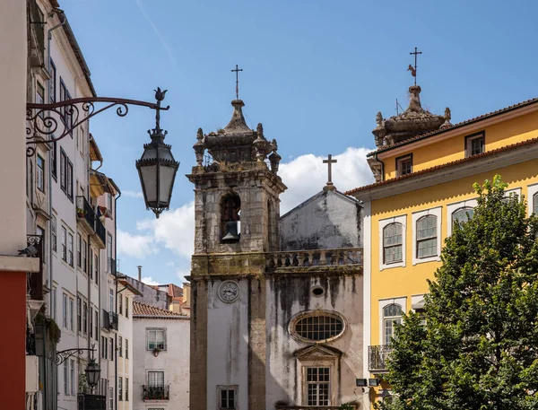 Afbrokkelende klokkentoren van de Sint-Bartholomeuskerk in Coimbra — Stockfoto