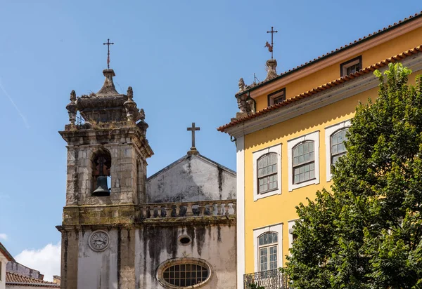 Afbrokkelende klokkentoren van de Sint-Bartholomeuskerk in Coimbra — Stockfoto