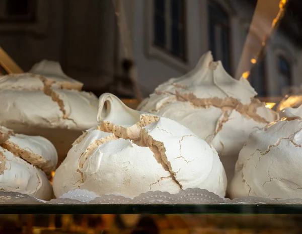 Grandes merengues portugueses conhecidos como Suspiros na padaria — Fotografia de Stock