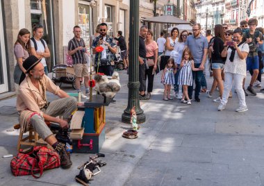 Busker Portekiz'de bir kart tabanlı müzik kutusu çalar oynuyor