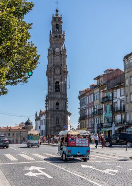 Porto Torres dos Clerigos için sokak boyunca görünümü