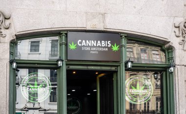 Porto şehir merkezindeki Esrar mağazasına giriş