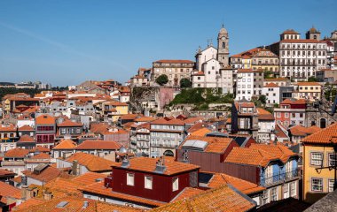 Porto şehir merkezinde kalabalık eski ev ve dairelerin detayı