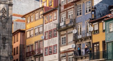 Porto şehir merkezindeki eski ev ve dairelerin detayları