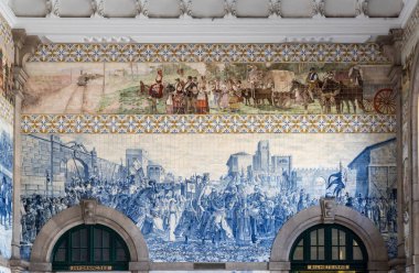 Dekoratif seramik karolar Porto tren istasyonunun giriş salonunun iç çevreleyen