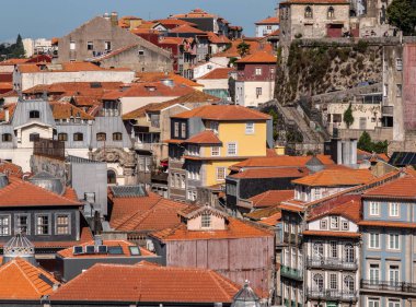 Porto şehir merkezinde kalabalık eski ev ve dairelerin detayı