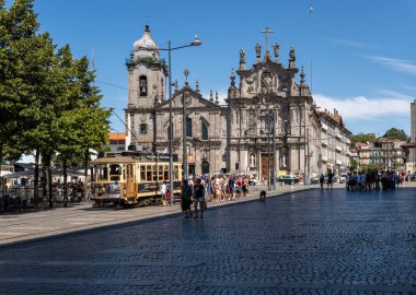Turistler Porto Carmo ve Carmelites çift kilise ziyaret