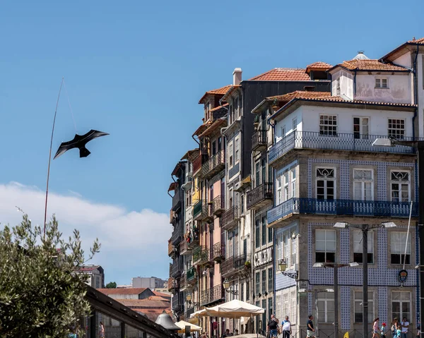 Detail van oude huizen en appartementen in het centrum van Porto — Stockfoto