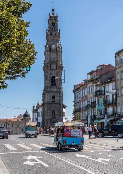 Porto Torres dos Clerigos için sokak boyunca görünümü