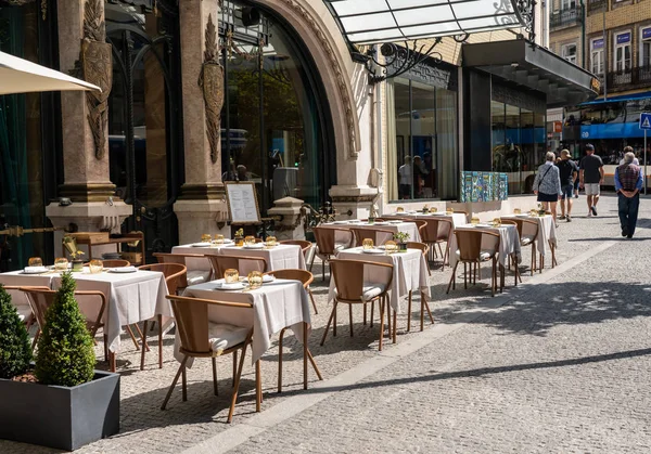 Tables pour le déjeuner devant le restaurant brésilien à Porto — Photo