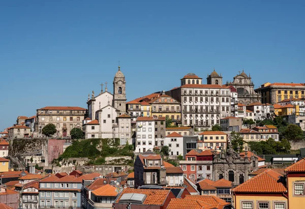 Detalhe de casas e apartamentos antigos lotados no centro do Porto — Fotografia de Stock