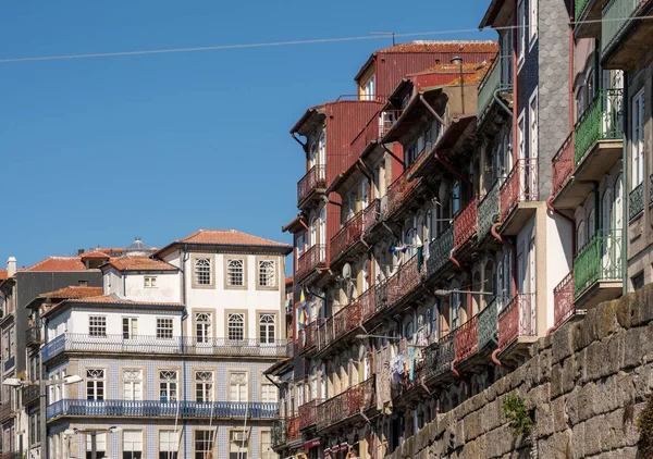 Detail der alten Häuser und Wohnungen in der Innenstadt von Porto — Stockfoto