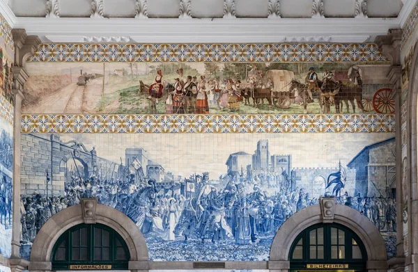 Decoratieve keramische tegels omringen het interieur van de inkomhal van het treinstation in Porto — Stockfoto