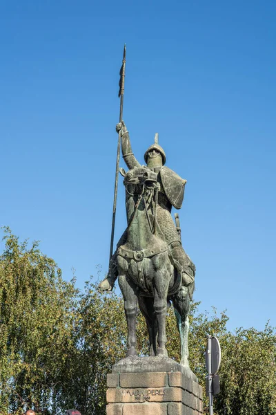 Памятник Вимаре Перес у собора в Порту — стоковое фото