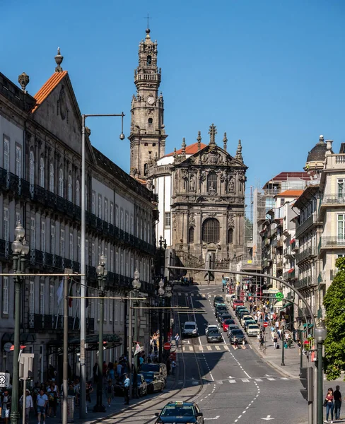 Vista ao longo da rua para Torres dos Clerigos no Porto — Fotografia de Stock