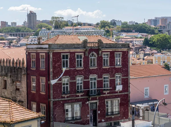 Röda keramiska plattor på gammalt hus i Rua da Reboleira i Porto — Stockfoto