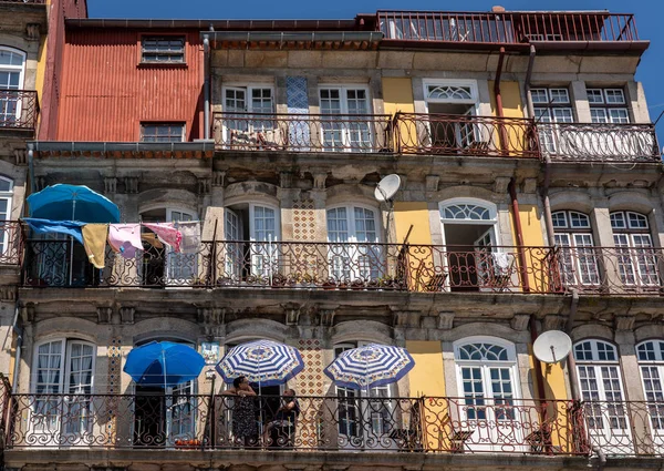 Detail der alten Häuser und Wohnungen in der Innenstadt von Porto — Stockfoto