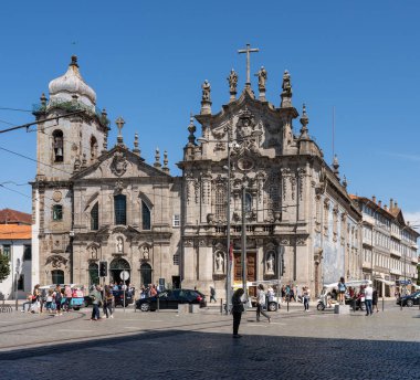 Turistler Porto Carmo ve Carmelites çift kilise ziyaret