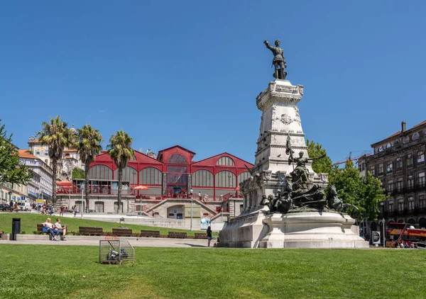 Place de marché et statue à Porto — Photo