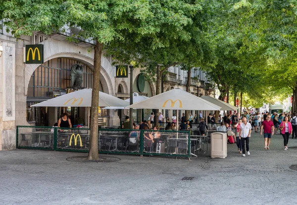 Sièges et tables d'extérieur haut de gamme chez McDonalds à Porto — Photo