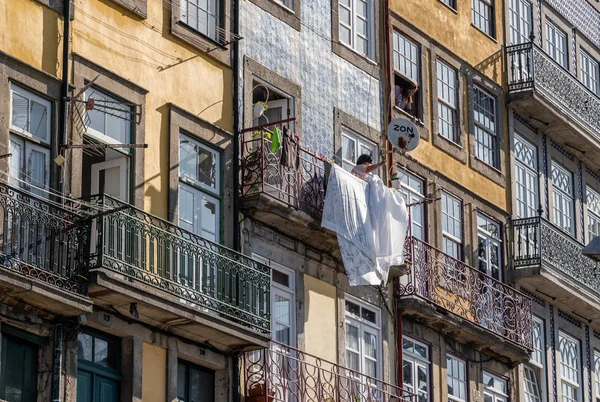 Detalhe de casas e apartamentos antigos no centro do Porto — Fotografia de Stock