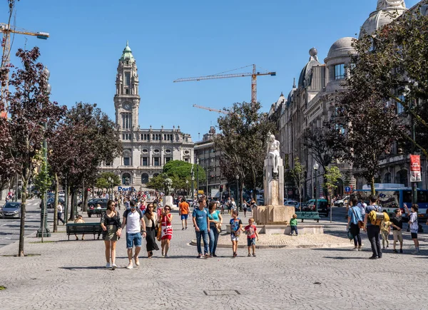 Ayuntamiento de Oporto al final de la concurrida calle — Foto de Stock